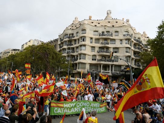 Miles de personas se manifiestan por la unidad de España en Barcelona