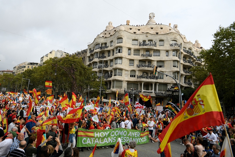 Miles de personas se manifiestan por la unidad de España en Barcelona