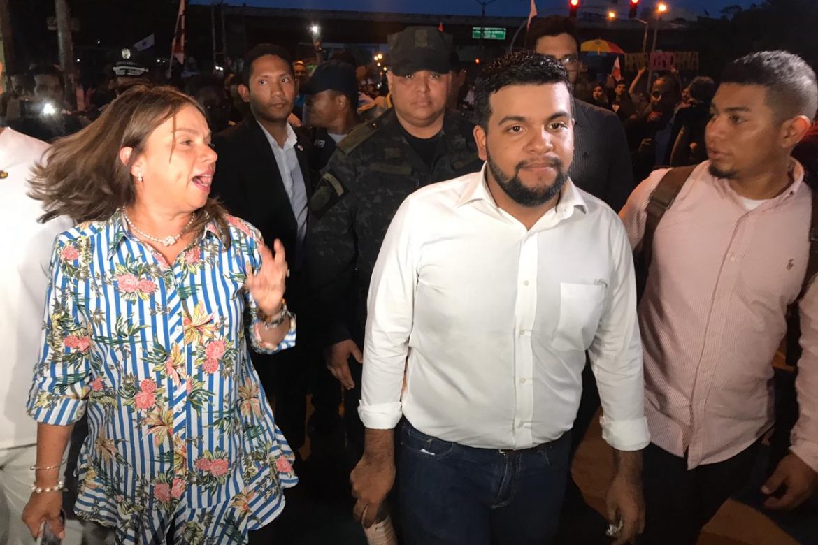 Manifestantes caminan hacia la Presidencia para diálogo con Cortizo