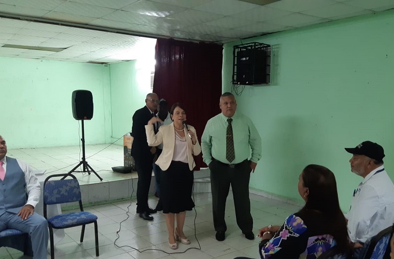 Ministra de Educación sostiene reunión con docentes del Instituto José Dolores Moscote