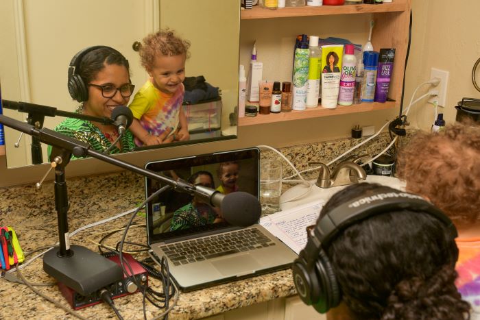 Los malabares de la maternidad trabajadora, atrapada en casa