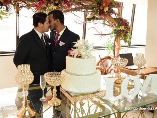 El primer matrimonio entre dos hombres se celebró en Ecuador