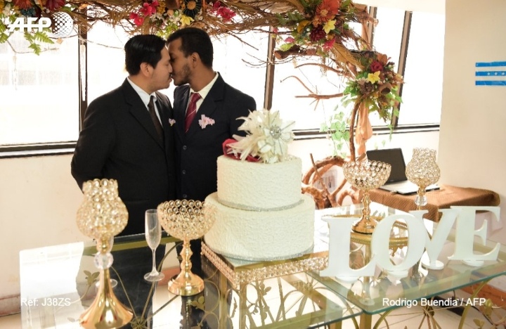 El primer matrimonio entre dos hombres se celebró en Ecuador