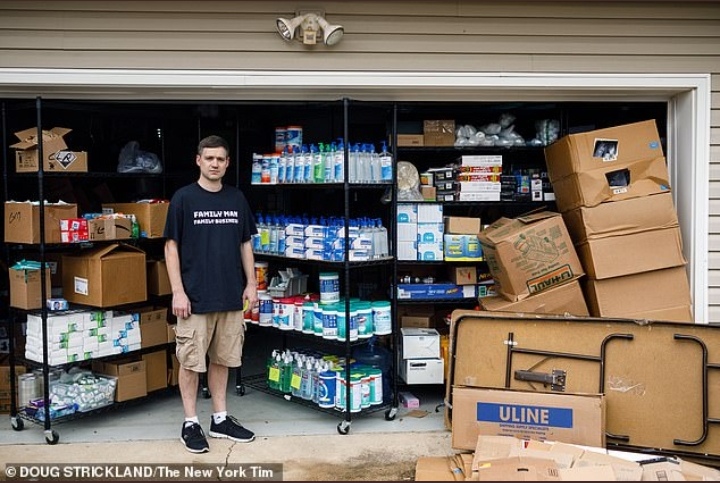 Un hombre en EE.UU. dona miles de botellas de gel desinfectante que iba a revender
