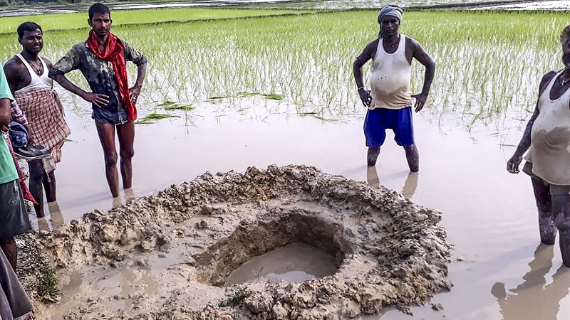 Agricultores indios, sorprendidos por la caída de un posible meteorito