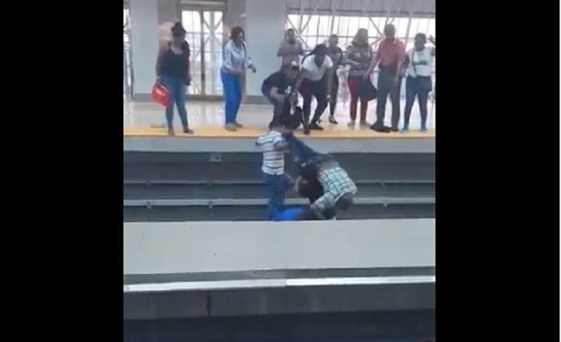 Auxilian a adulto mayor tras caer en las vías del Metro de Panamá
