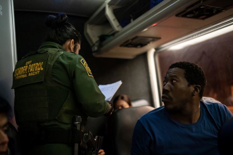 Más de 2500 kilómetros y 85 horas: una familia migrante atraviesa Estados Unidos en autobús