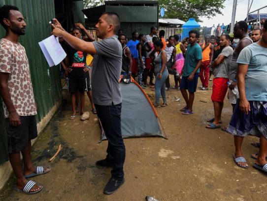 Migrantes desbordan frontera de Panamá tras cruzar el "infierno" de la selva