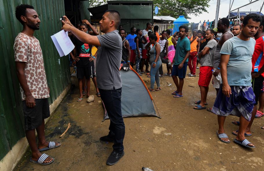Migrantes desbordan frontera de Panamá tras cruzar el "infierno" de la selva