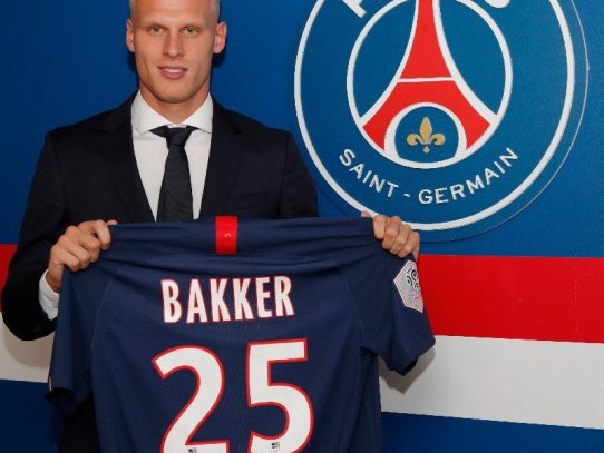 El París SG contrata a Mitchel Bakker, joven defensa del Ajax