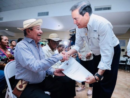 Gobierno entrega título de propiedad a 400 familias en Los Santos