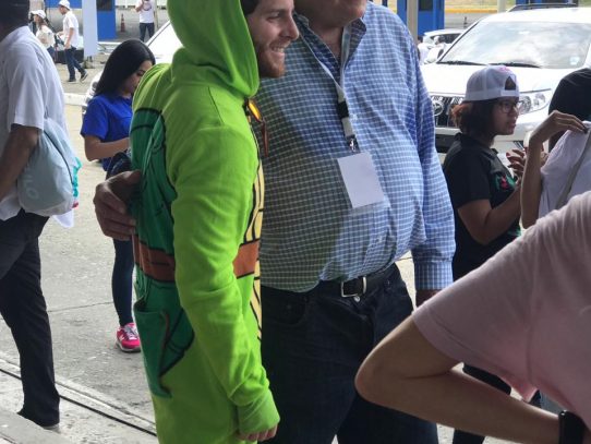 Mayer Mizrachi acude a votar disfrazado de tortuga