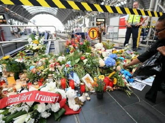 Conmoción en Alemania por la muerte de un niño al que empujaron a las vías del tren