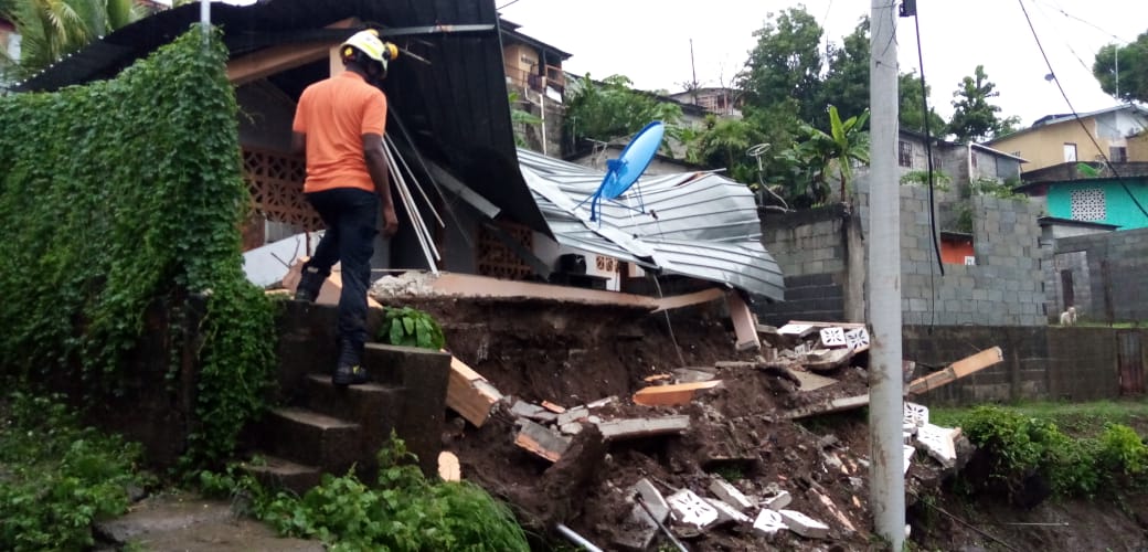 Colapsa muro de una vivienda en Cerro Batea por fuertes lluvias