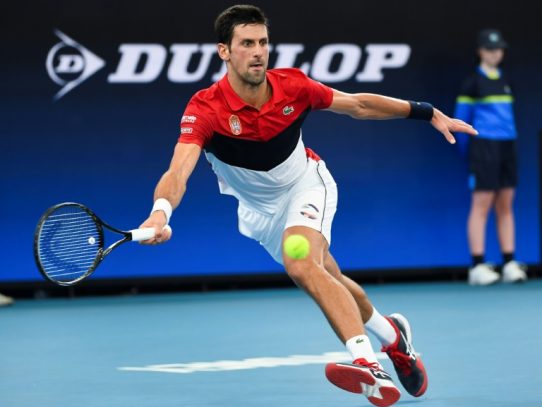 Djokovic entrena para el Open de Australia pese a no tener asegurada su participación