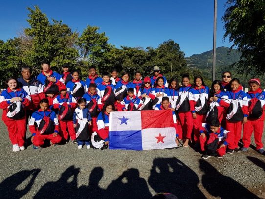 Equipo de natación de Panamá compite contra Costa Rica y Guatemala