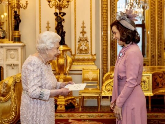 Embajadora de Panamá en Reino Unido presenta credenciales ante la Reina Isabel II
