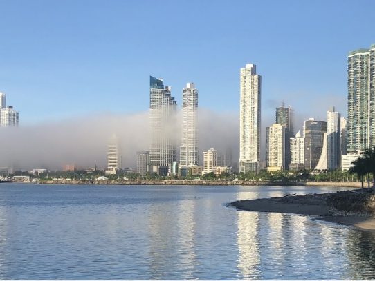 El centro de la ciudad de Panamá amanece arropado por neblina