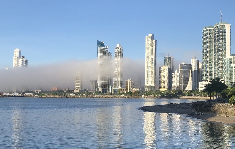 El centro de la ciudad de Panamá amanece arropado por neblina
