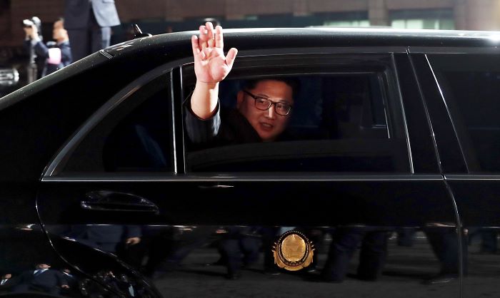 Cómo el líder norcoreano evade las sanciones para tener autos de lujo