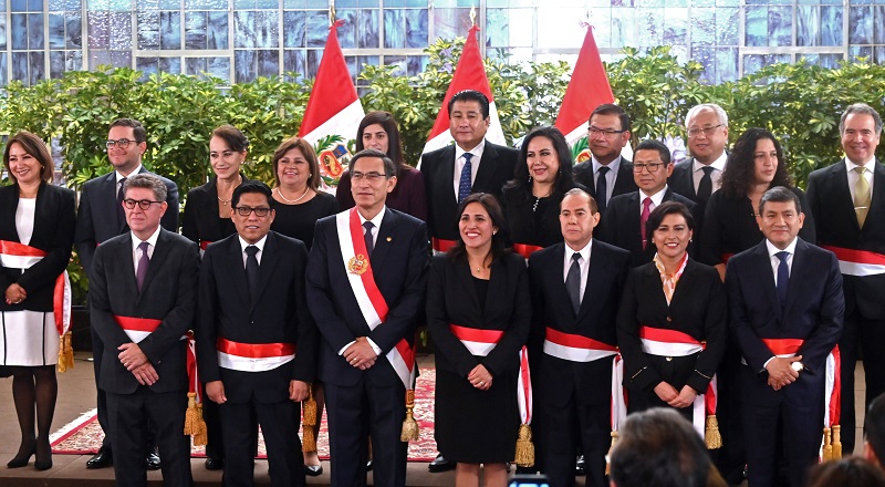 Presidente peruano juramenta nuevos ministros, entre ellos un fujimorista disidente