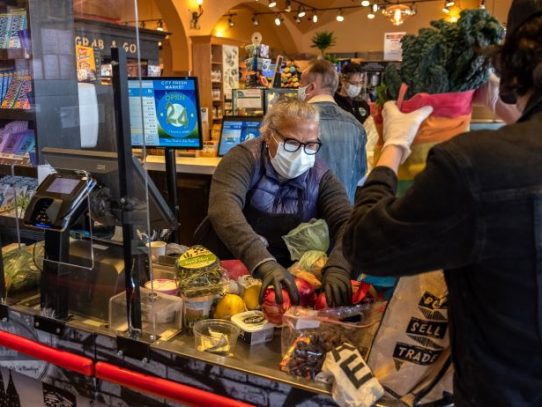 Caretas de plástico y Lysol casero: cómo ha perseverado una tienda de alimentos en Brooklyn