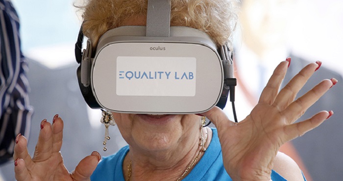 Ancianos de Miami cumplen sus sueños y combaten la depresión con realidad virtual
