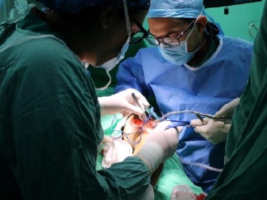 Realizan novedosa cirugía de escisión de tumor en hospital de Colón