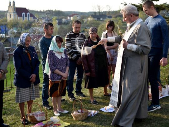 Los cristianos ortodoxos celebran "fuego sagrado" de Pascua