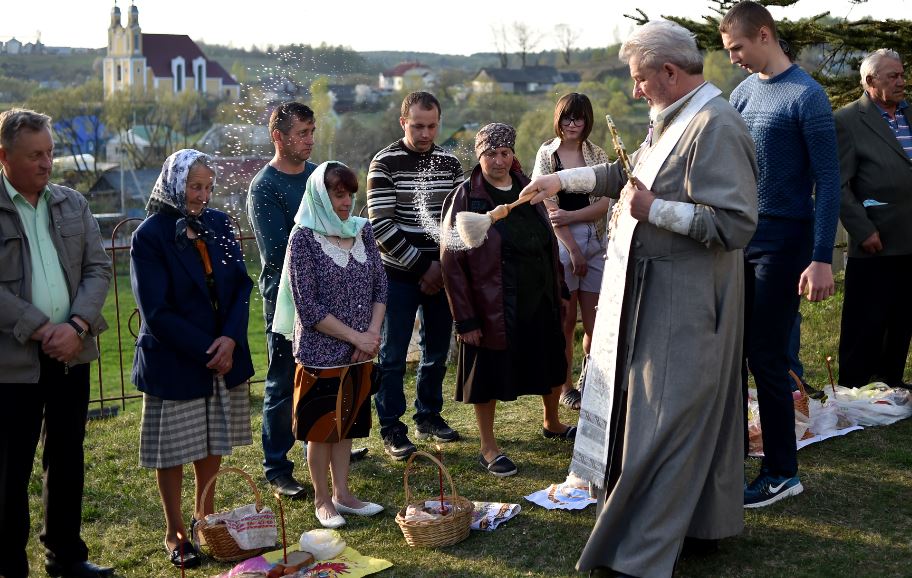 Los cristianos ortodoxos celebran "fuego sagrado" de Pascua