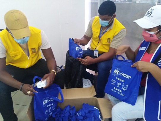 Pacientes positivos con COVID-19 reciben “kit” Protégete Panamá que incluye un oxímetro