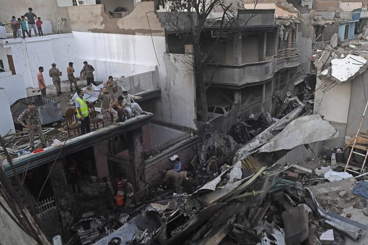 Al menos 40 muertos en accidente de avión en Pakistán