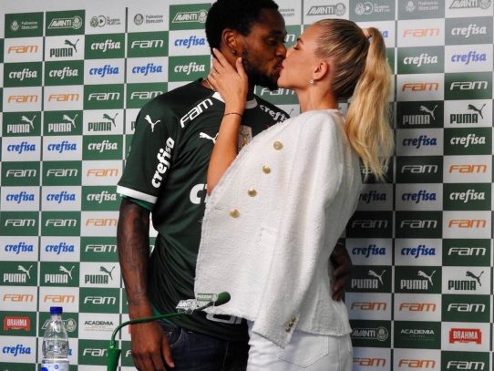 Luiz Adriano, el futbolista que sella su regreso a Brasil con un beso de su despampanante novia