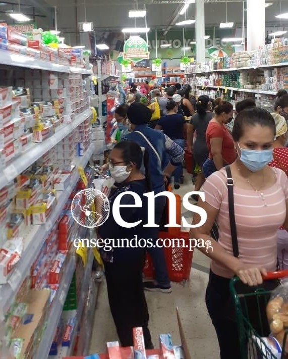 Supermercados abarrotados a pocas horas de que inicie la cuarentena total