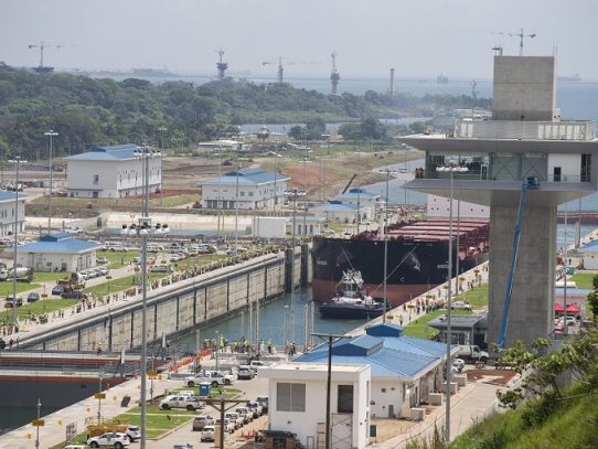 Astillero chino Damen Yichang construye nuevo equipo logístico para el Canal de Panamá