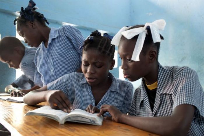 El virus agranda la brecha educativa en Haití pero algunos dan pelea