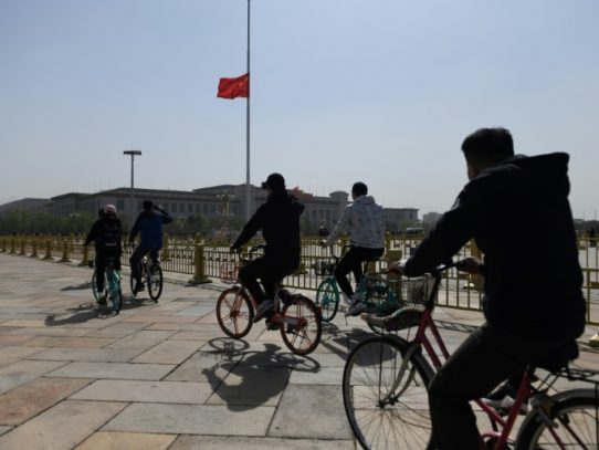 China rinde homenaje a las víctimas y "mártires" de la pandemia