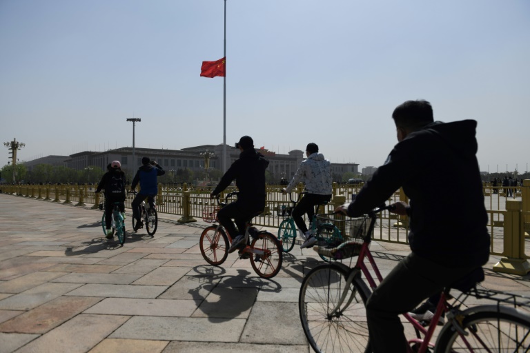 China rinde homenaje a las víctimas y "mártires" de la pandemia