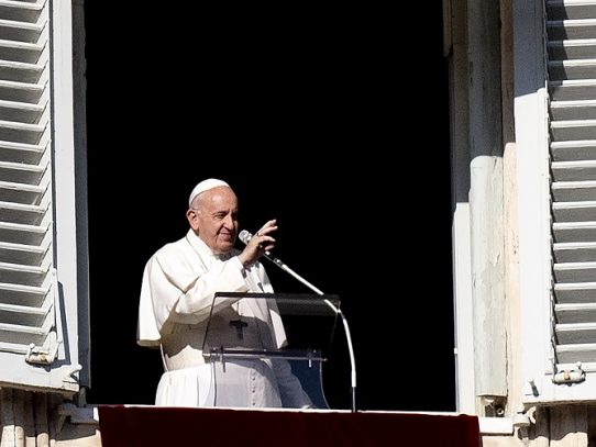 El papa salió del Vaticano para orar en una basílica de Roma