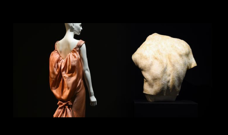 Una exposición en París explora la espalda de la mujer en la historia de la moda