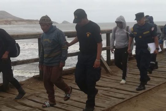 Cuatro pescadores peruanos rescatados tras un mes perdidos en altamar