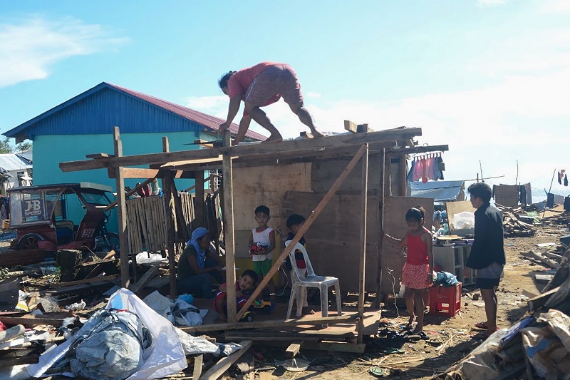 Tifón Phanfone dejó al menos 16 muertos y cientos de turistas atrapados en Filipinas