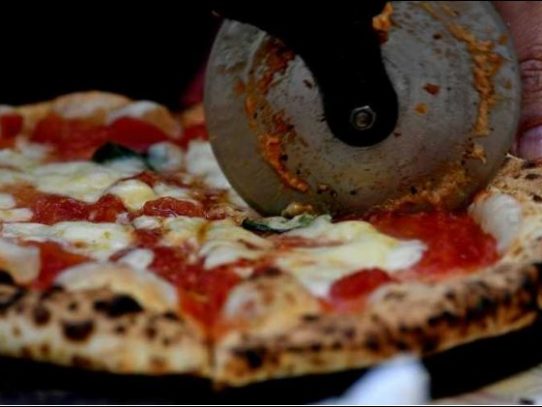 Pizza contra el cáncer y estudio sobre temperatura del escroto ganan premios anti-Nobel