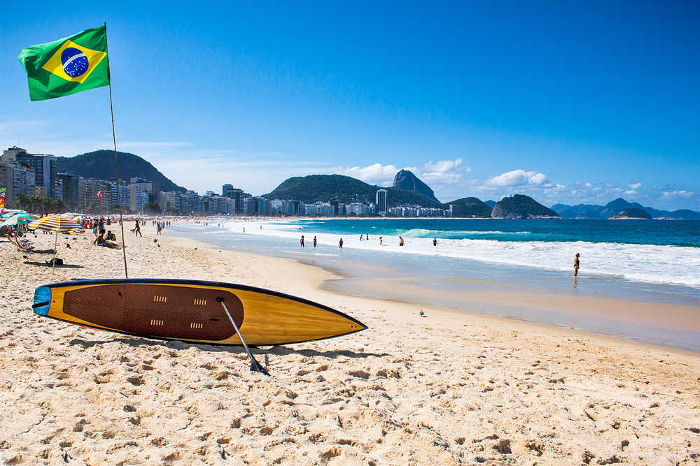 Miles de bañistas en las playas de Rio de Janeiro pese a restricciones por covid
