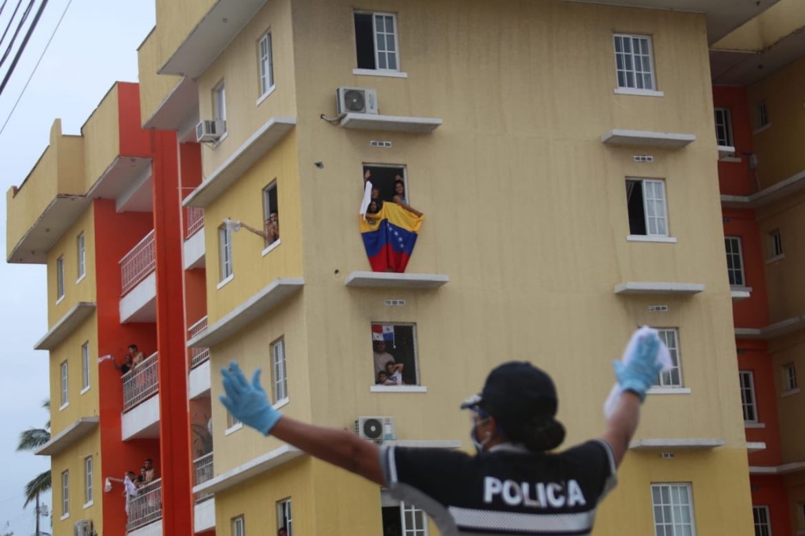 Policías panameños interpretan a Blades, Torres y Queen durante cuarentena por COVID-19
