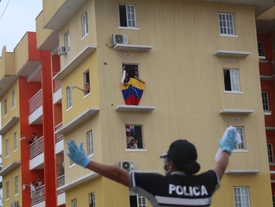 Policías panameños interpretan a Blades, Torres y Queen durante cuarentena por COVID-19