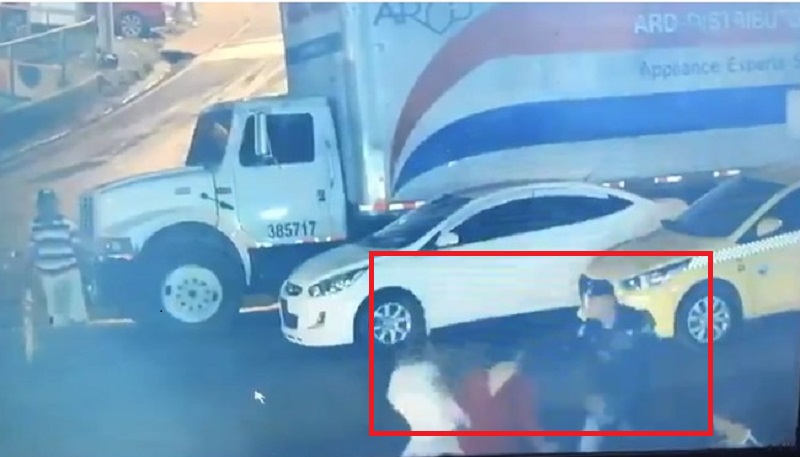 Video capta cómo un policía es agredido con un arma blanca