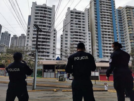 Policía panameña ofrece concierto desde la calle, confinados bailan en los balcones