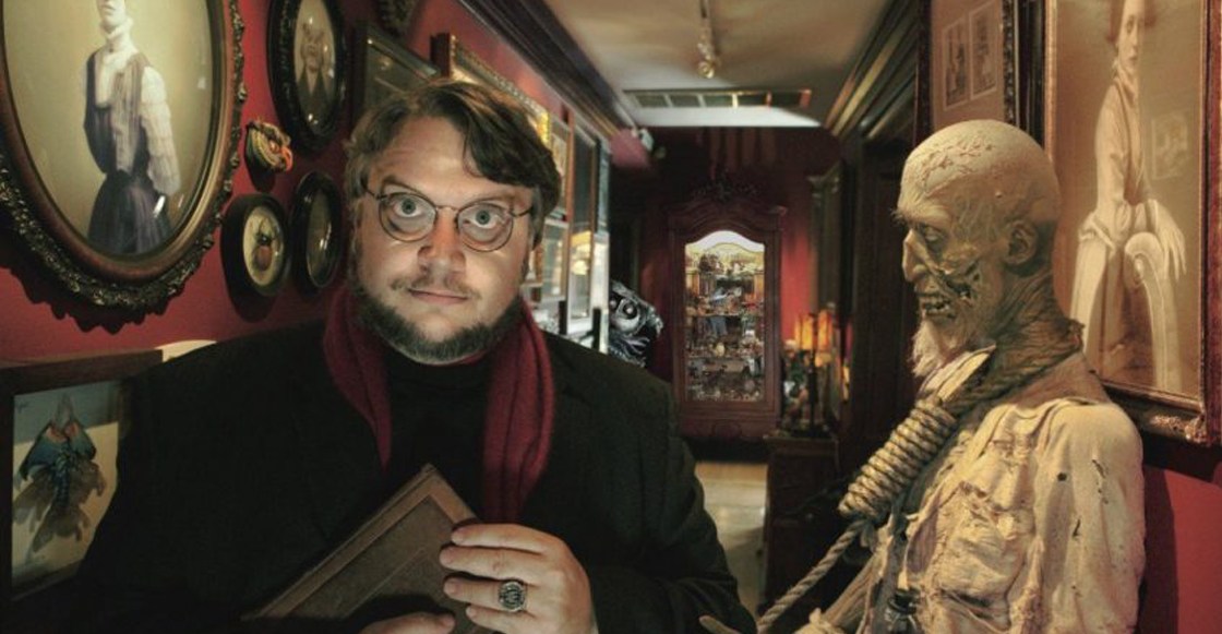 El cineasta mexicano Del Toro exhibe a los monstruos de sus películas