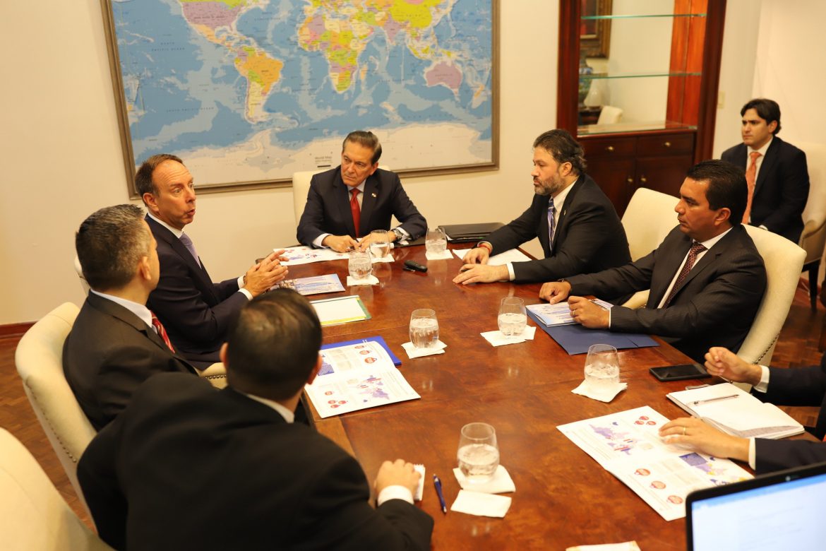 Presidente Cortizo recibe estudio sobre los beneficios de la aviación en Panamá